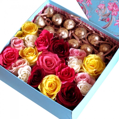 Букет в квадратной коробке "Микс роз и шоколад"